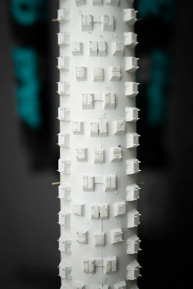 Onza Porcupine TRC 29x2.40 White Edition Folding Tyre – Image 2